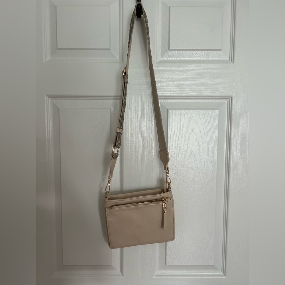 Great summer bag!! Cream tan, lots of pockets and space! Unworn ⭐️⭐️